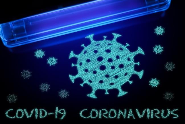 אילוסטרציה: קרני UV מאירות איור של וירוס הקורונה 